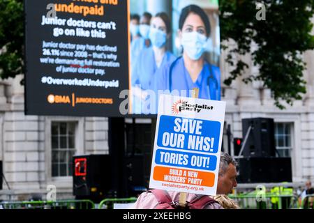 Downing Street, London, Großbritannien. Juni 2024. Junior Doctors Stürmer halten eine Kundgebung gegenüber der Downing Street ab. Quelle: Matthew Chattle/Alamy Live News Stockfoto