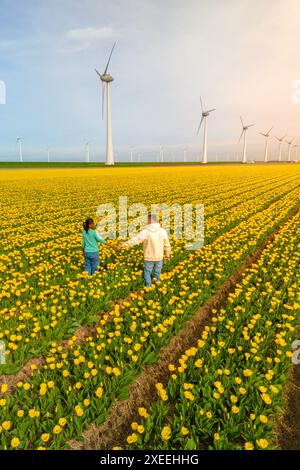 Männer und Frauen auf Blumenfeldern von oben gesehen mit einer Drohne in den Niederlanden, Tulip Fields Spring Stockfoto