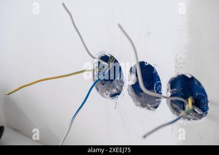 Renovierung des Apartments. Elektrische Verkabelung. Drähte, die aus der Wand ragen. Stockfoto