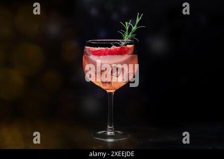 Schicker Cocktail mit frischem Obst. Gin Tonic Drink mit Eis auf einer Party Stockfoto