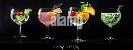 Ausgefallene Cocktails mit frischem Obst. Gin Tonic Drinks mit Eis auf einer Party Stockfoto