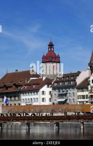 Kapellbrücke mit Rathausturm in Luzern, Schweiz Stockfoto
