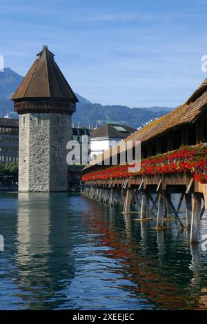 Kapellbrücke und Wasserturm in Luzern in der Schweiz Stockfoto