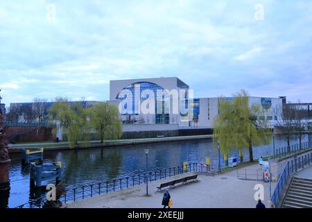 Berlin in Deutschland - 13. März 2024: Das Bundeskanzleramt im Regierungsbezirk Bundeskanzleramt an einem bewölkten Tag, von der Spree R aus gesehen Stockfoto