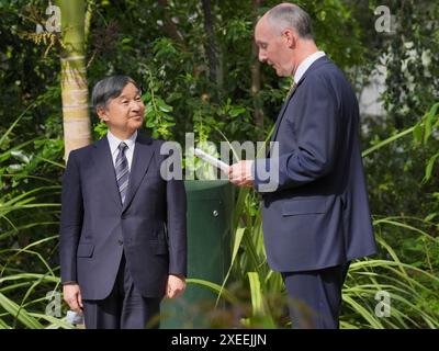 Kaiser Naruhito von Japan während seines Besuchs in Kew Gardens in London, während er seinen Staatsbesuch in Großbritannien fortsetzt. Bilddatum: Donnerstag, 27. Juni 2024. Stockfoto