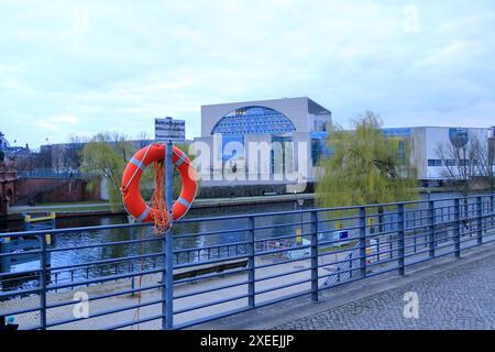 Berlin in Deutschland - 13. März 2024: Das Bundeskanzleramt im Regierungsbezirk Bundeskanzleramt an einem bewölkten Tag, von der Spree R aus gesehen Stockfoto