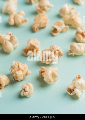 Popcorn auf blauem Hintergrund mit Kopierraum Stockfoto