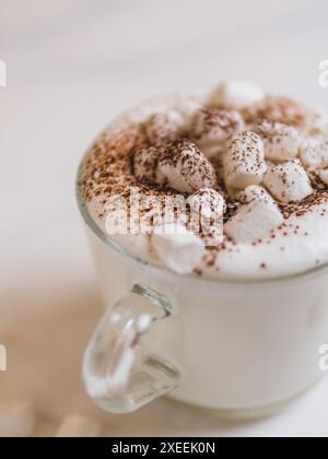 Babycino auf Marmorplatte, Kopierraum Stockfoto