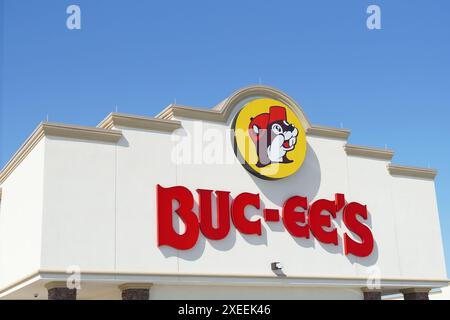 Buc-EE-Schild mit Logo auf der Vorderseite eines Geschäfts. Buc-EE's ist eine in den USA ansässige Kette von Lebensmittelgeschäften und Reisezentren. Stockfoto