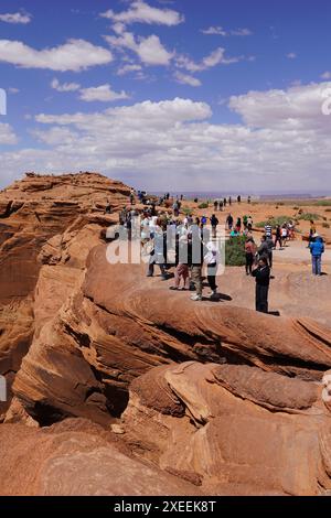 Viele Touristen im Horseshoe Bend in Arizona. Stockfoto