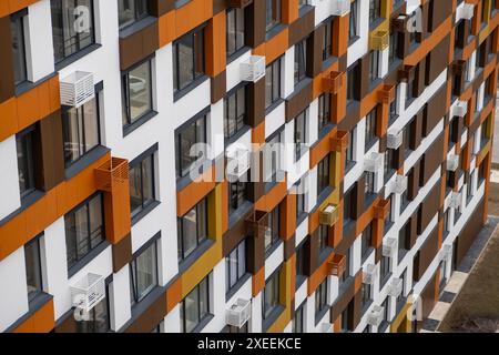 Neue Appartementgebäude mit Fenstern und Balkonen. Moderner europäischer Komplex Stockfoto