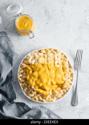 Pasta mit vegan cremige Chia cheddar Sauce Stockfoto