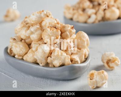Popcorn auf grauem Betonhintergrund Stockfoto