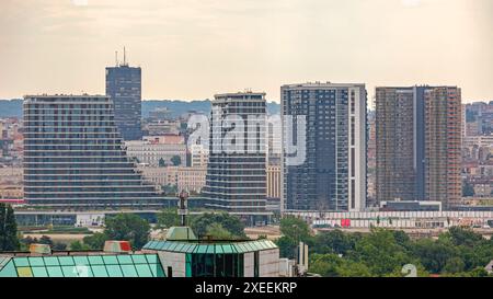 Belgrad, Serbien - 23. Juni 2019: Luftaufnahme der Wohngebäude Wolkenkratzer Belgrad Waterfront am Sommertag. Stockfoto