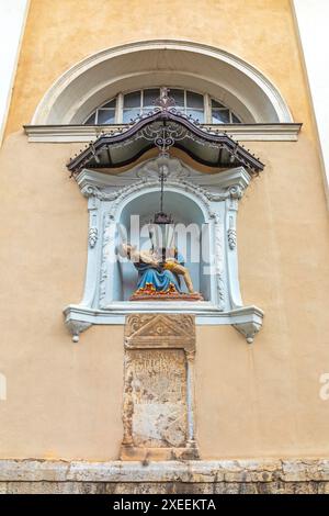 Ljubljana, Slowenien - 4. November 2019: Madonna della Pieta Skulptur von Jesus und Maria in der Kathedrale St. Nikolaus im Stadtzentrum. Stockfoto