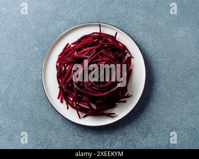 Rohe Rote Beete Nudeln oder Rüben Spaghetti Stockfoto