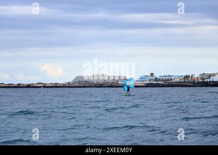 Corralejo, Kanarische Insel Fuerteventura in Spanien - 25. November 2023: Windsurfen vor der Küste Stockfoto