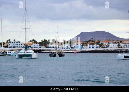 Corralejo, Kanarische Insel Fuerteventura in Spanien - 25. November 2023: Windsurfen vor der Küste Stockfoto