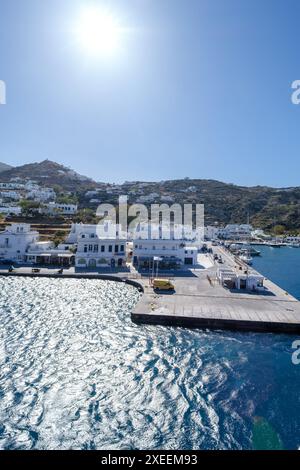 IOS, Griechenland - 6. Mai 2024 : Panoramablick auf den malerischen Hafen von iOS Griechenland Stockfoto