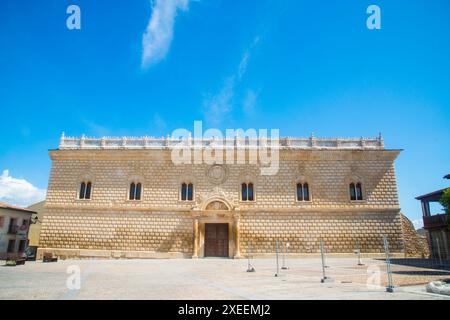 Fassade des Palazzo Ducale. Plaza Mayor, Cogolludo, Provinz Guadalajara, Kastilien-La Mancha, Spanien. Stockfoto