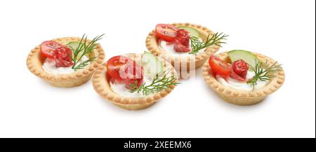 Köstliche Canapes mit trocken geräucherten Würstchen, Frischkäse und Gemüse isoliert auf weiß Stockfoto