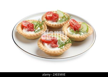 Köstliche Canapes mit trocken geräucherten Würstchen, Frischkäse und Gemüse isoliert auf weiß Stockfoto