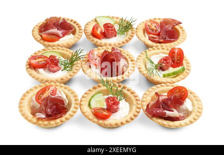 Köstliche Canapes mit Marmelade, geräucherte Würstchen und Gemüse isoliert auf weiß Stockfoto