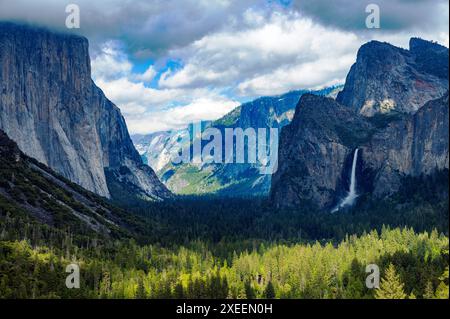 Bridalveil Falls, Yosemite Valley Floor; Blick vom Tunnel View; Yosemite National Park; Kalifornien; USA Stockfoto