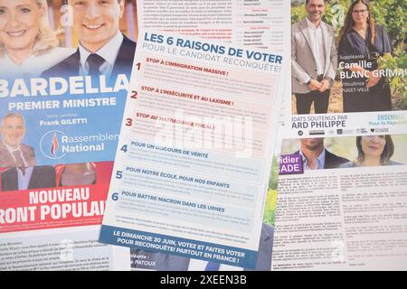 St-Maxmim-La-Ste-Baume, Frankreich, 27. Juni 2024. Im Rahmen der französischen Parlamentswahlen erhalten die Wähler im sechsten Wahlkreis des Var die Kandidatenprogramme. Kampagne für die Wahlen 2024 Stockfoto