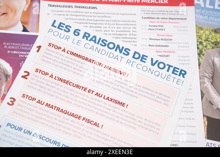 St-Maxmim-La-Ste-Baume, Frankreich, 27. Juni 2024. Im Rahmen der französischen Parlamentswahlen erhalten die Wähler im sechsten Wahlkreis des Var die Kandidatenprogramme. Kampagne für die Wahlen 2024 Stockfoto