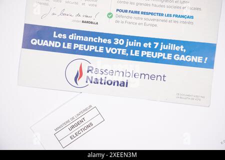 St-Maxmim-La-Ste-Baume, Frankreich, 27. Juni 2024. Im Rahmen der französischen Parlamentswahlen erhalten die Wähler im sechsten Wahlkreis des Var die Kandidatenprogramme. Kampagne für die Wahlen 2024 Stockfoto