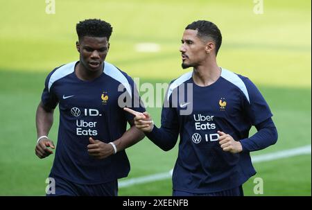 William Saliba (rechts) und Aurelien Tchouameni während eines Trainings in der Home Deluxe Arena in Paderborn. Bilddatum: Donnerstag, 27. Juni 2024. Stockfoto