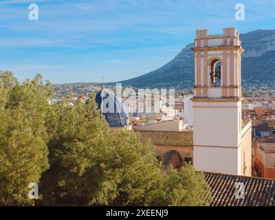 Kirche von Denia an der Costa Blanca in Spanien. Denia, Historische Altstadt. Provinz Alicante in Spanien Stockfoto