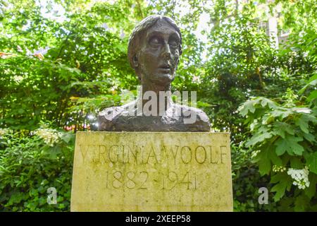 London, Großbritannien. Juni 2024. Der Camden Council hat neben der Statue der Schriftstellerin Virginia Woolf auf dem Tavistock Square, Bloomsbury, einen QR-Code hinzugefügt, der angeblich „ihre inakzeptablen Ansichten“ und „beleidigende Meinungen“ erklärt. Quelle: Vuk Valcic/Alamy Live News Stockfoto