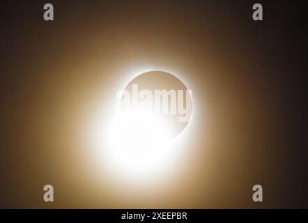 Ende einer totalen Sonnenfinsternis, gesehen von Dublin, Ohio, 8. April 2024 Stockfoto