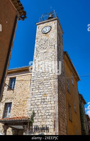 Le Beffroi (Glockenturm) und La Mairie (Rathaus) von der Rue de la Mairie im Dorf Valbonne in Alpes-Maritimes, französische Riviera, Südfrankreich Stockfoto