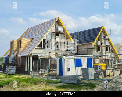 Baustelle eines neuen niederländischen Vorstadtgebietes mit modernen Einfamilienhäusern, neu errichteten Einfamilienhäusern Stockfoto