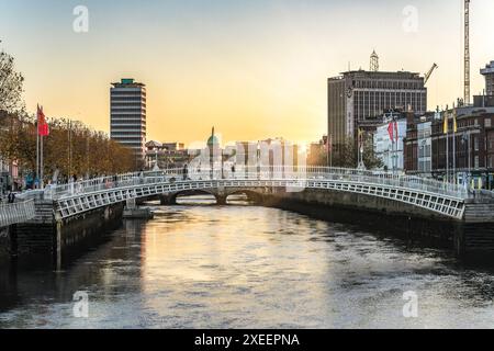 Sonnenaufgang am Liffey River über Dubliner Brücken. Irland. Stockfoto