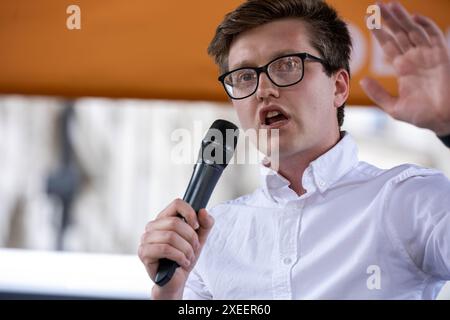 London, Großbritannien. Juni 2024. BMA Junior Doctors veranstalten eine kleine Kundgebung vor der Downing Street London, Leiter des Streiks der britischen Junior Doctors, Dr. Rob Laurenson, Credit: Ian Davidson/Alamy Live News Stockfoto