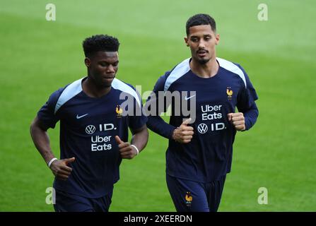 William Saliba (rechts) und Aurelien Tchouameni während eines Trainings in der Home Deluxe Arena in Paderborn. Bilddatum: Donnerstag, 27. Juni 2024. Stockfoto