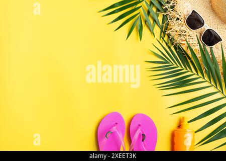 Urlaubsplanung einfaches Thema mit Strohhut-Sonnenbrillen, Flipflops und Palmblättern auf Uniform Stockfoto
