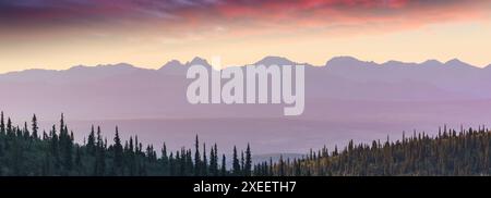 Berge im Sonnenuntergang Stockfoto