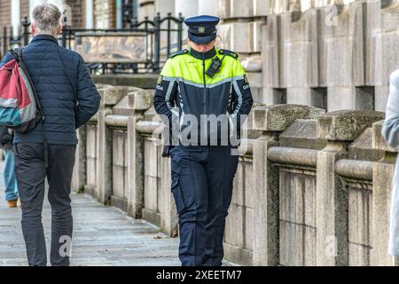 Gardai (irischer Garda-Offizier) auf Fußpatrouille im Stadtzentrum von Dublin. Irland. Stockfoto