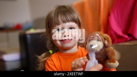 Glückliches Kind macht Inhalation zu Hause für Stockfoto