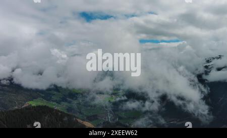 Aus der Vogelperspektive schneebedeckte Berge in Wolken Stockfoto