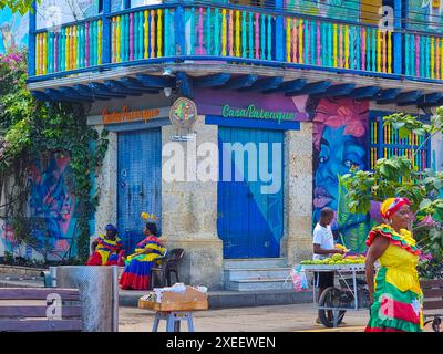 Kolumbien, Cartagena, Frauen in typischer einheimischer Kleidung Stockfoto