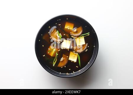 Asiatische Suppe in einer Tasse isoliert auf weißem Hintergrund. Stockfoto