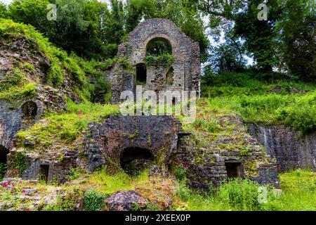 Überreste aus der Zeit der 1790er Jahre Clydach Ironworks in den South Wales Valleys, Großbritannien Stockfoto