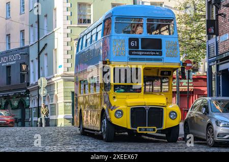 Eine Stadtrundfahrt mit Sightseeing-Bus, Vintage Tea Trips mit Tee und Marmelade unterwegs, Dublin, Irland Stockfoto