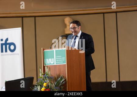 München, Deutschland. Juni 2024. Tobias Gotthardt bei der ifo Jahresversammlung zum 75. Jahrestag der Gründung des ifo Instituts am 27. Juni 2024 an der Universität München. (Foto: Alexander Pohl/SIPA USA) Credit: SIPA USA/Alamy Live News Stockfoto